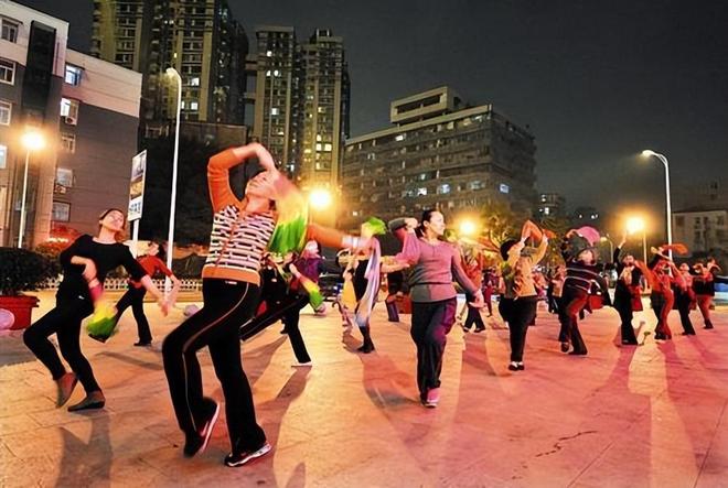 62歲大媽每天堅(jiān)持跳廣場(chǎng)舞沒(méi)用多長(zhǎng)時(shí)間身體有這幾大變化(圖1)