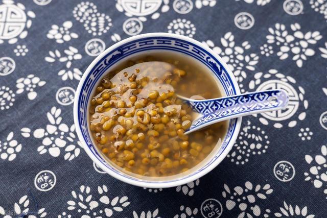 一碗冰綠豆湯下肚男子突發(fā)腦梗！夏季這5個(gè)飲食雷區(qū)一定要避開(圖1)