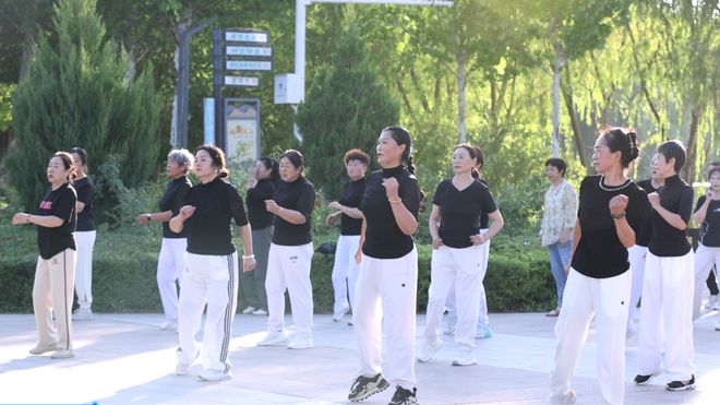 鞏留縣退休干部共跳健身操 歡慶全民健身日(圖2)