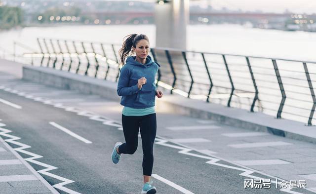 燃脂運動咋選？跑步第三跳繩第二榜首竟是高效訓練法？(圖2)