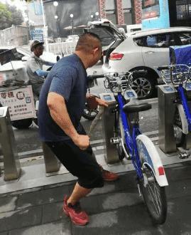 三亞女游客被蛇咬身亡事件帶火蛇類博主兩天漲粉200萬電話被打爆交給朋友接聽(圖4)