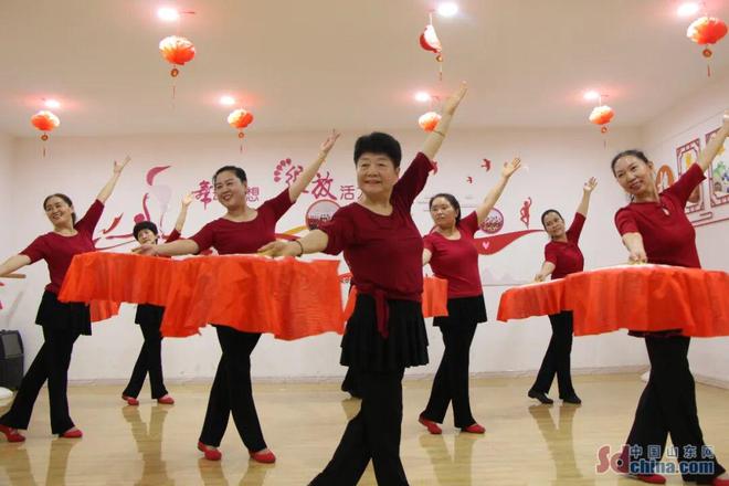 山東健康老人生活案例|71歲張鳳芹的“廣場(chǎng)舞事業(yè)”:讓嘉祥老人跳出健康與活力(圖1)