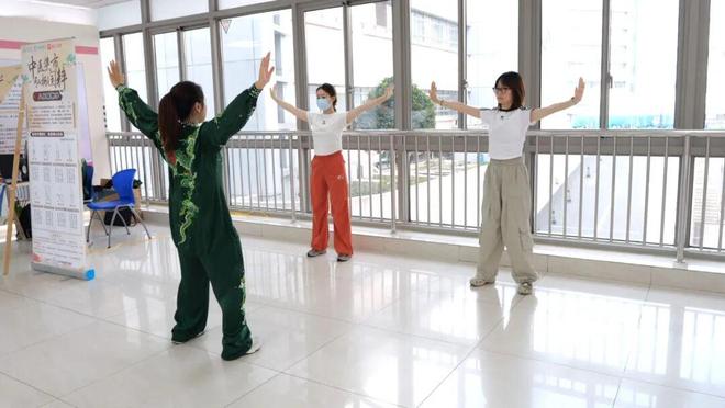 八段錦現(xiàn)場教學、AI把脈……這場中醫(yī)集市你逛了嗎？(圖3)