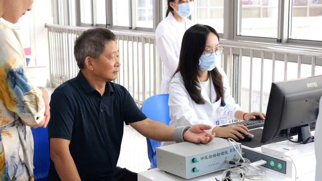 八段錦現(xiàn)場教學、AI把脈……這場中醫(yī)集市你逛了嗎？(圖2)