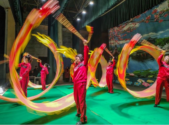 文藝助興！沁陽老體協藝術團基層送歡樂(圖2)