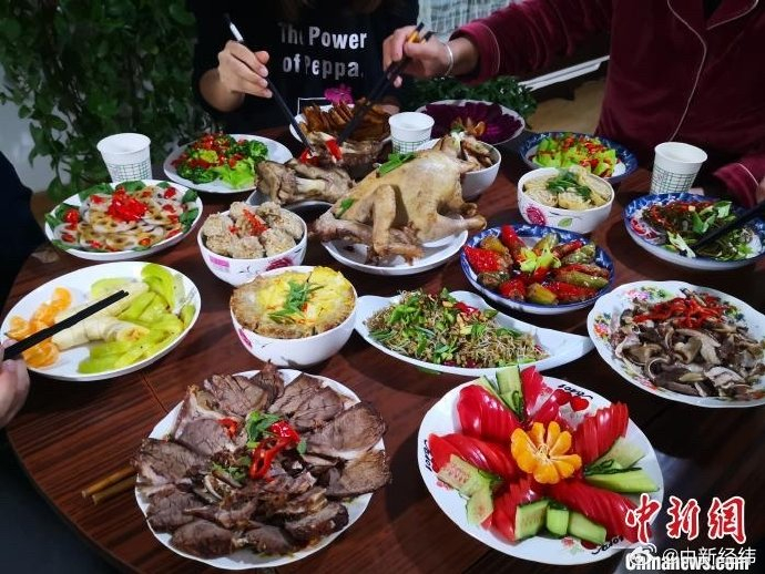 當健康建議遭遇傳統年味年夜飯的餐桌爭議背后折射出怎樣的消費觀念變遷？(圖1)